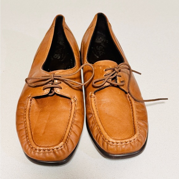 SAS Women’s 9.5 WIDE Lace Up Loafer TAN EUC Made in USA - Picture 3 of 8